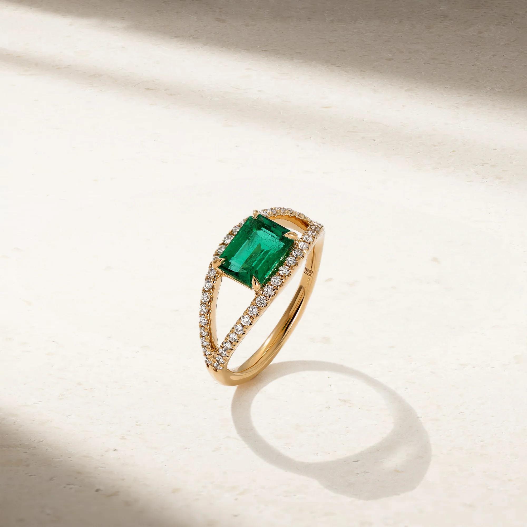 Joker Emerald and Diamond Ring - Image 4